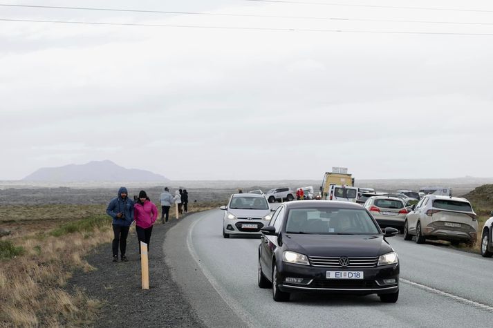 Fjölmargir hafa gert sér ferð að gosinu í gær og í dag.