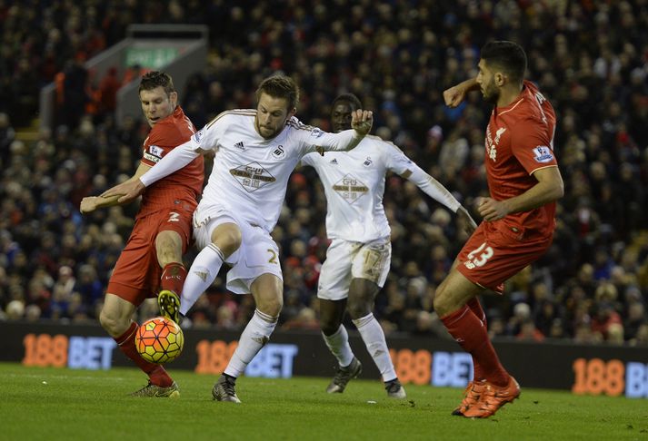 Gylfi í leik gegn Liverpool á síðasta tímabili.