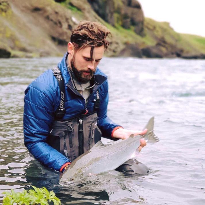 Brynjar Þór Hreggviðsson með fallegan nýgengin lax.