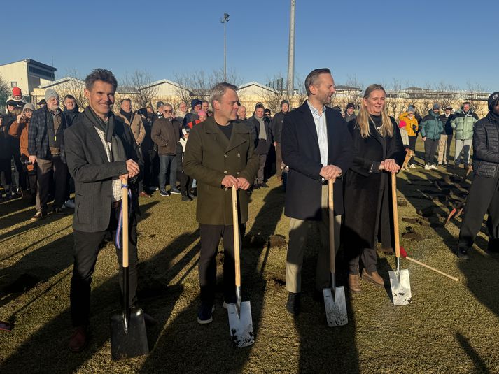 Skúli Helgason, formaður menningar- og íþróttaráðs, Árni Geir Magnússon, formaður bygginganefndar KR, Einar Þorsteinsson borgarstjóri og Þórhildur Garðarsdóttir, formaður KR og fjöldi KR-unga tóku fyrstu skóflustunguna að nýju íþróttahúsi í dag.