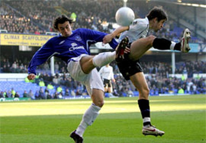 Simon Davies og Joe Cole eigast hér við í leik Everton og Chelsea í dag