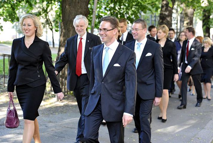 Jyrki Katainen forsætisráðherra ásamt nokkrum af meðráðherrum sínum á leið til forsetahallarinnar í Helsinki í gær.nordicphotos/AFP