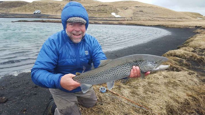 Jónatan með flottann sjóbirting úr Tungulæk