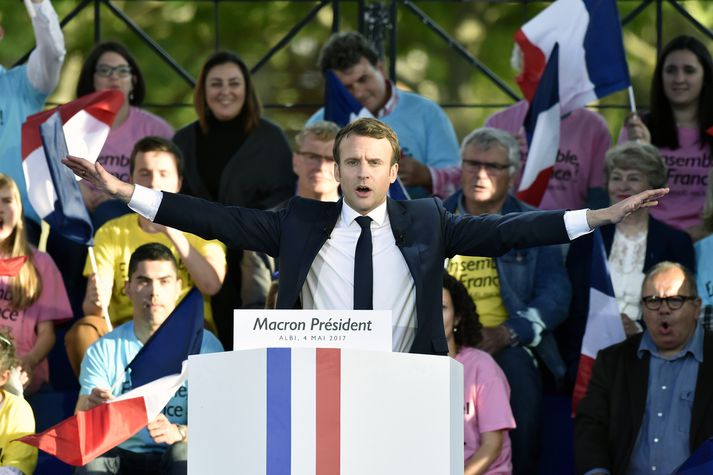 Emmanuel Macron á fundi með stuðningsmönnum í Albi í gær.