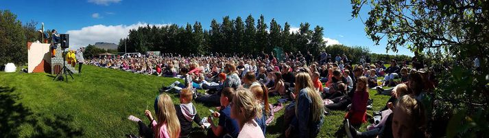 Ella María Gunnarsdóttir, forstöðumaður menningar-og safnamála, segist ekki muna eftir viðlíka fjölda í Garðalundi. Leikhópurinn Lotta sýndi Litla andarungann.