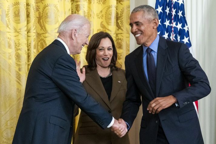 Kamala Harris með Joe Biden (t.v.) og Barack Obama (t.h.) á góðri stundu. Hún nýtur stuðnings beggja til að verða forsetaframbjóðandi demókrata.