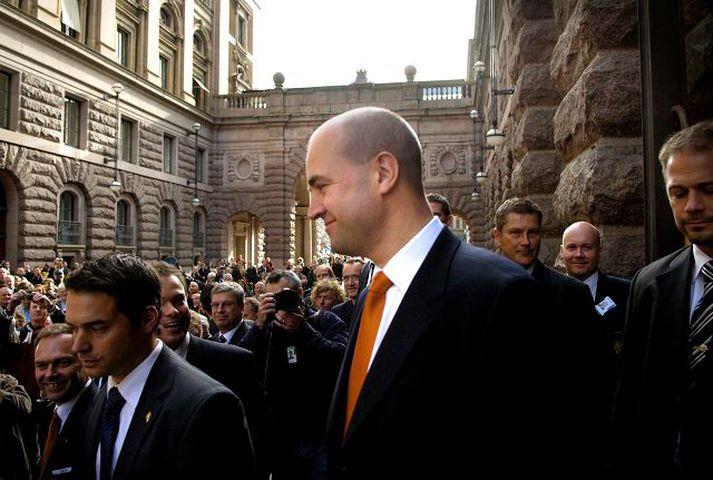 Hægristjórn Nýi forsætisráðherrann Fredrik Reinfeldt gengur út úr þinghúsinu í Stokkhólmi eftir að hafa flutt fyrstu stefnuræðu sína í gær.