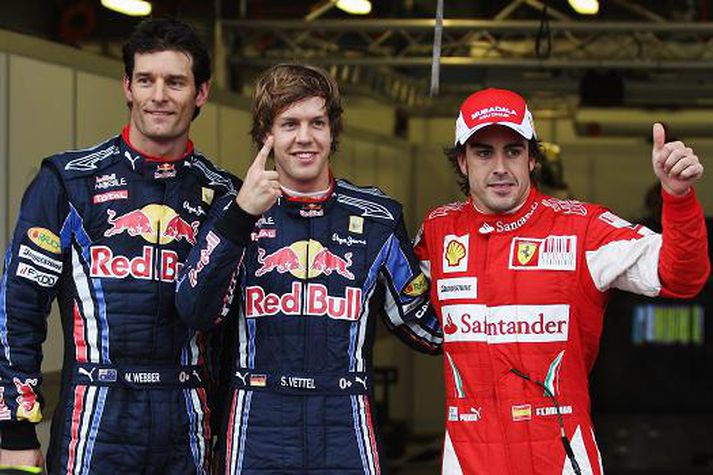 Mark Webber, Sebastian Vettel og Fernando Alonso fagna, en þumalputti Alonso er hátt metin hjá tryggingarfélagi hans.