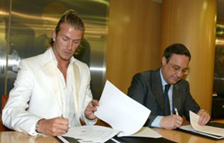 Florentino Perez situr hér við hlið David Beckham þegar hann gekk í raðir Real Madrid á sínum tíma
