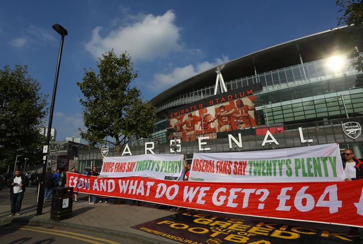 Stuðningsmenn Arsenal og Man. Utd mótmæla miðaverðinu fyrir utan Emirates á dögunum.