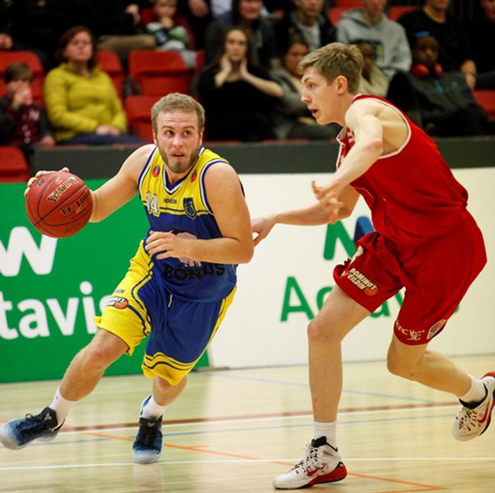 Arnþór reynir að fara framhjá Hjálmari Stefánssyni, leikmanni Hauka.