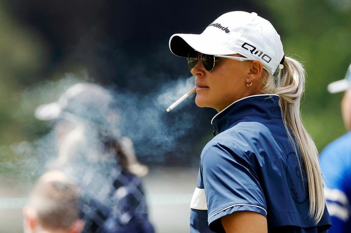 Charley Hull róar taugarnar með því að fá sér sígarettu.