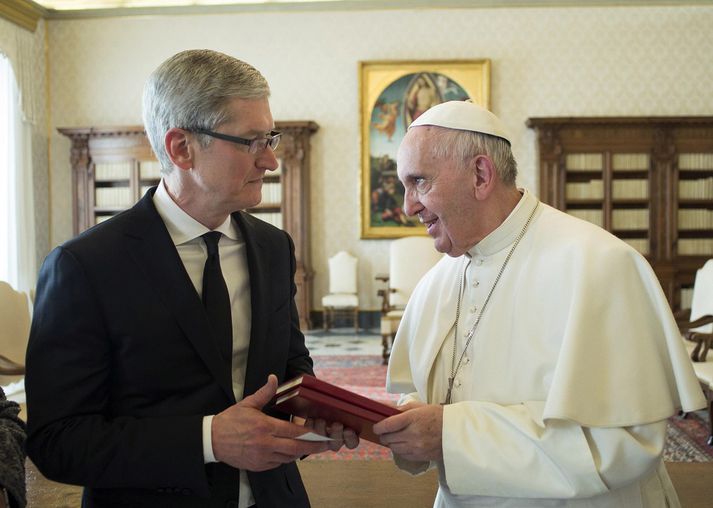 Tim Cook og Francis páfi í dag.