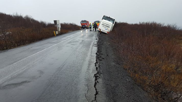 Rútan í vegkantinum á Þingvöllum í gær.