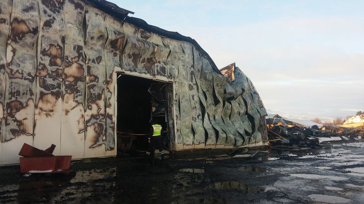 Slökkvistarf mun standa eitthvað fram yfir hádegi, segir Bjarni Þorsteinsson, slökkviliðsstjóri í Borgarnesi.