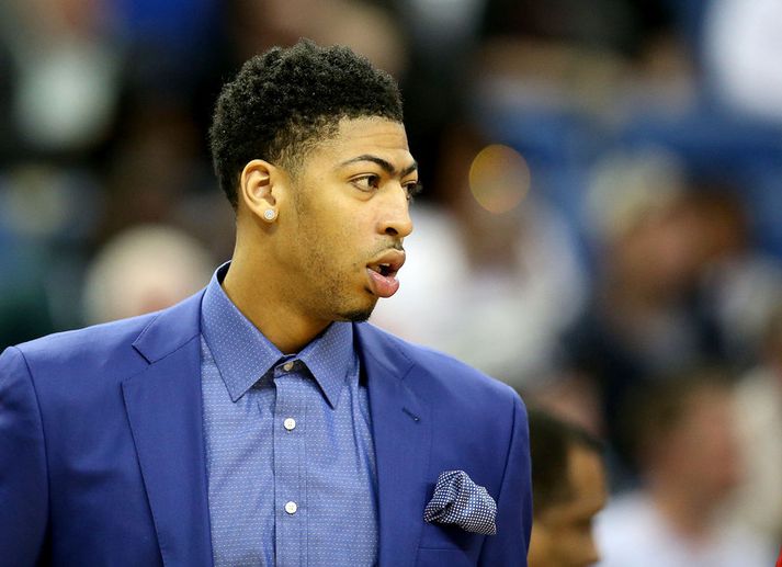 Anthony Davis endaði tímabilið í jakkafötum.