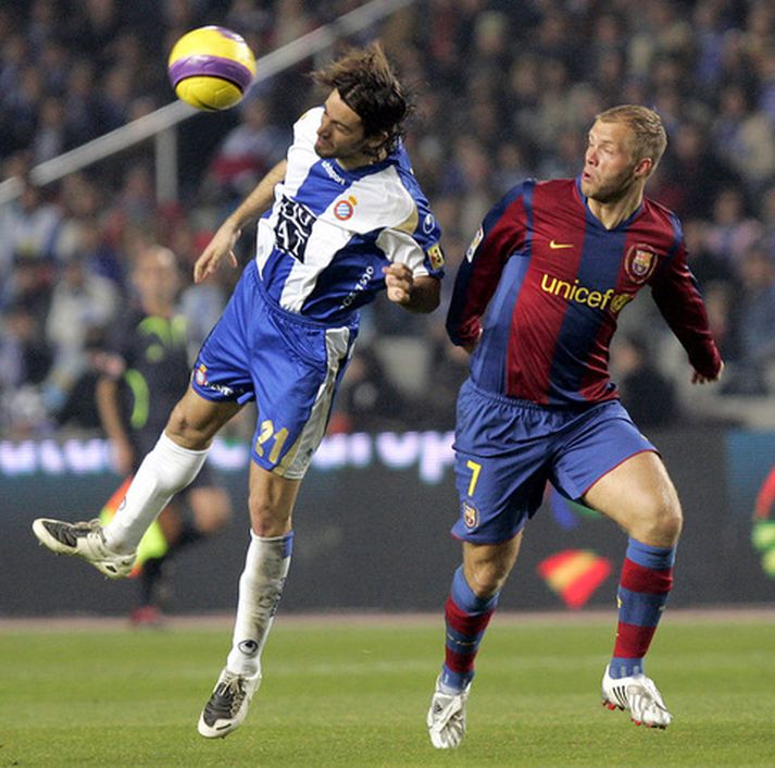 Jarque og Eiður Smári Guðjohnsen í baráttu um boltann í leik Espanyol og Barcelona í desember árið 2007.