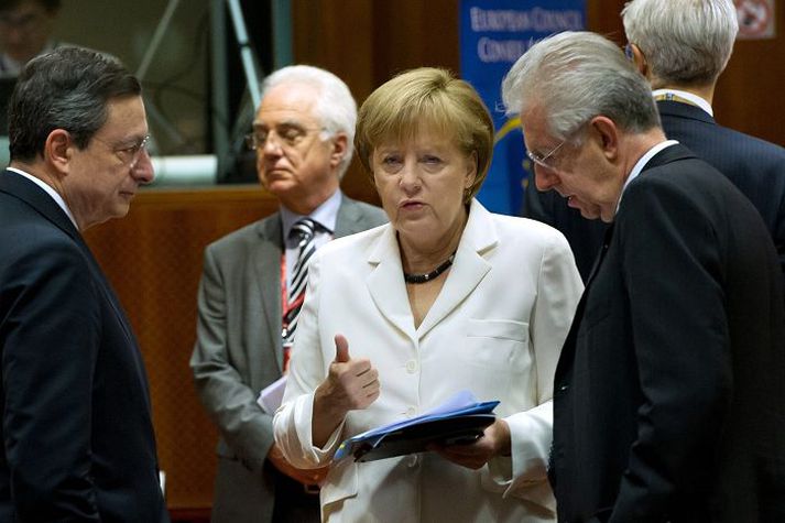 Angela Merkel, kanslari Þýskalands, á tali við Mario Draghi, bankastjóra Evrópubankans, og Mario Monti, forsætisráðherra Ítalíu.
nordicphotos/afp