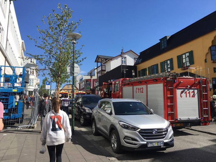 Slökkvilið athafnar sig í Bankastræti í dag.