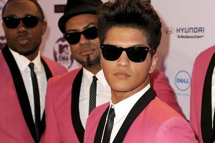 Efnilegastur
Bruno Mars mætti í skærbleikum jakkafötum með vatnsgreitt hárið.