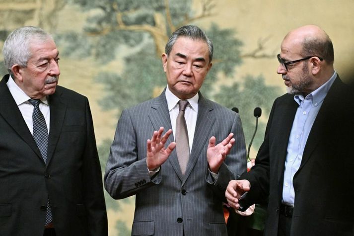Mahmoud al-Aloul og Mussa Abu Marzuk ásamt Wang Yi, utanríkisráðherra Kína.