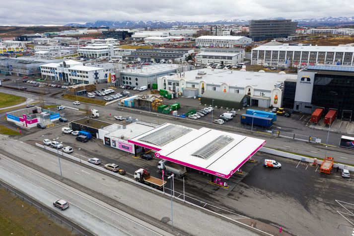 Áreksturinn varð við Vesturlandsveg nærri Össuri og bensínstöð Orkunnar.