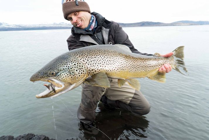 Kristján með risavaxinn urriða sem hann veiddi við Kárastaði í gær.