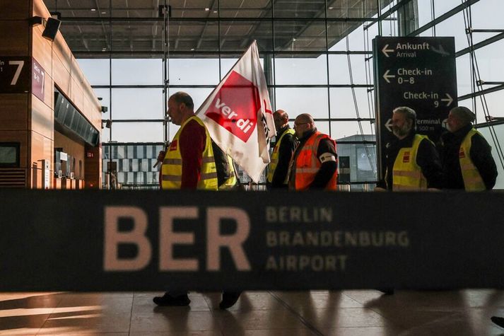 Play þurfti að aflýsa flugi til Berlínar í morgun og hefur verkfallið einnig áhrif á flugið sem átti að fljúga frá Berlin Brandburg flugvellinum og lenda hér í dag kl. 14:20. 