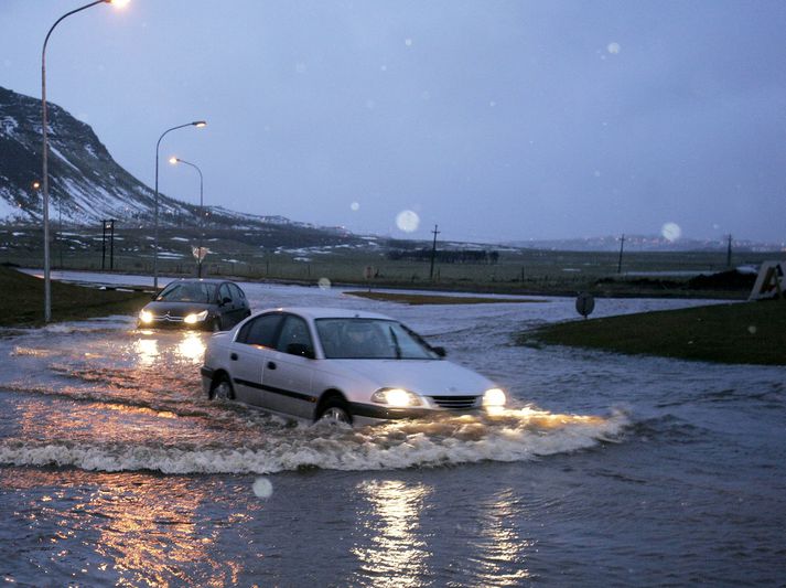 Veðurstofan ráðleggur fólki að hreinsa niðurföll og huga að frárennslislögnum. Mynd tengist frétt ekki beint.