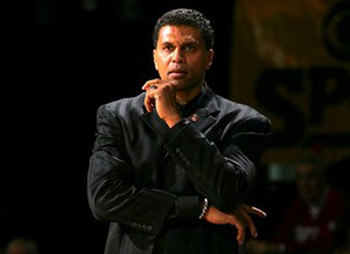 Reggie Theus skrifar undir þriggja ára samning við Kings í dag