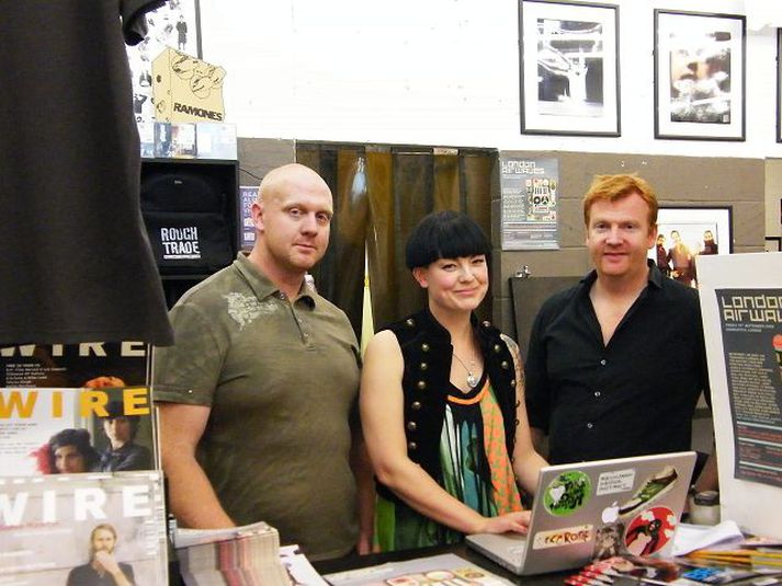 Íslendingar á London Airwaves. Bjarni Knútsson öryggisvörður, Sara María Eyþórsdóttir og Þorsteinn Stephensen stóðu vaktina í Rough Trade-plötubúðinni á Brick Lane. Þar fór miðasala fram fyrir London Airwaves um síðustu helgi.