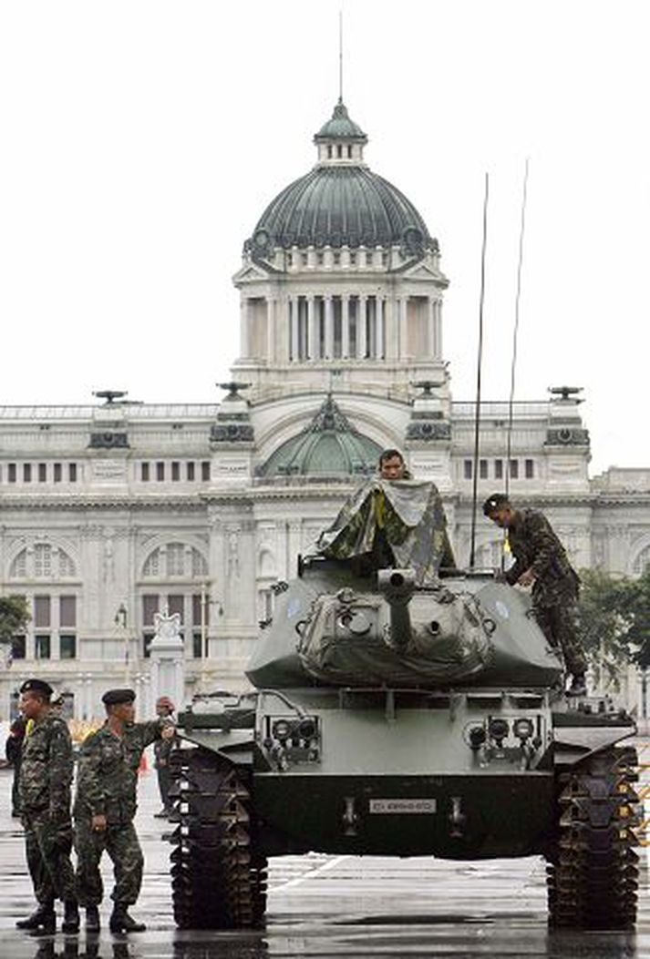 Fyrir utan Konungshöllina Vígalegir hermenn stóðu í gær vörð um helstu byggingarnar í Bangkok.