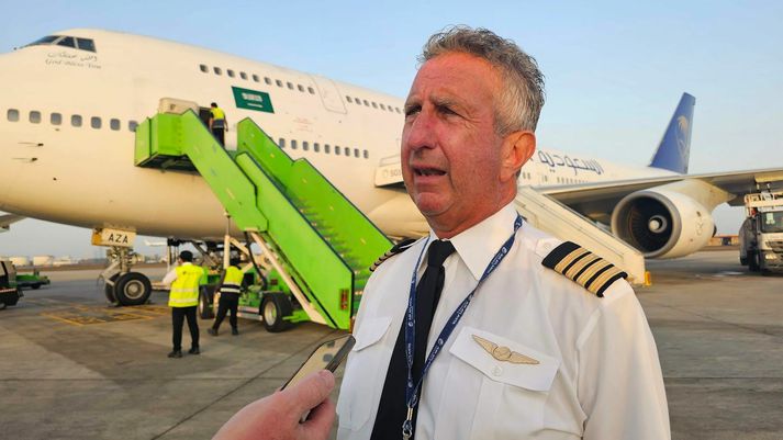 Guðlaugur Ingi Sigurðsson, flugstjóri á Boeing 747-vél Air Atlanta, á flugvellinum í Jedda.