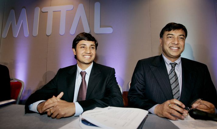 Feðgarnir Lakshmi Mittal og sonur hans Aditya Mittal, sem er fjármálastjóri fyrirtækisins, á fundi Mittal Steel í byrjun maí.