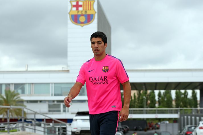 Luis Suárez á leið á æfingu með Barcelona.