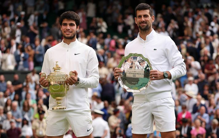 Carlos Alcaraz og Novak Djokovic með gull- og silfurverðlaun á Wimbledon í gær. 