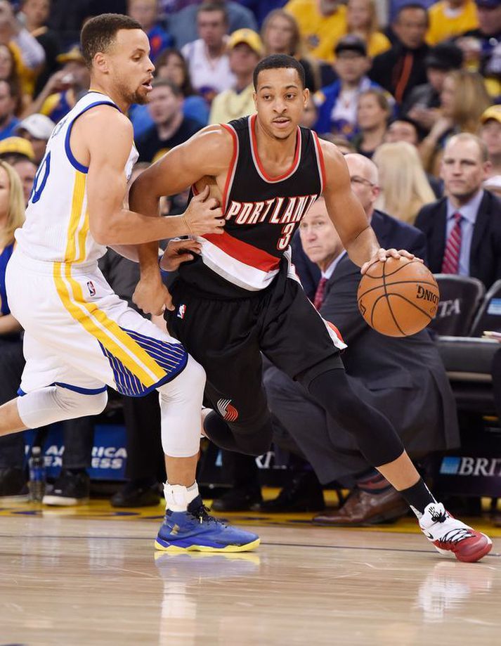 C.J. McCollum fer hér framhjá Stephen Curry.