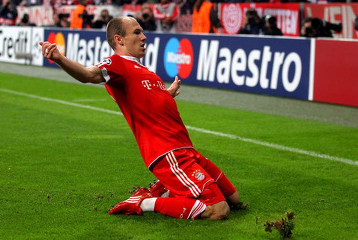 Arjen Robben fagnar marki sínu í kvöld.