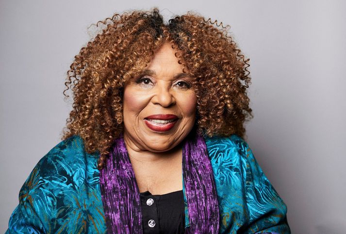 Roberta Flack situr fyrir í myndatöku í New York árið 2018.