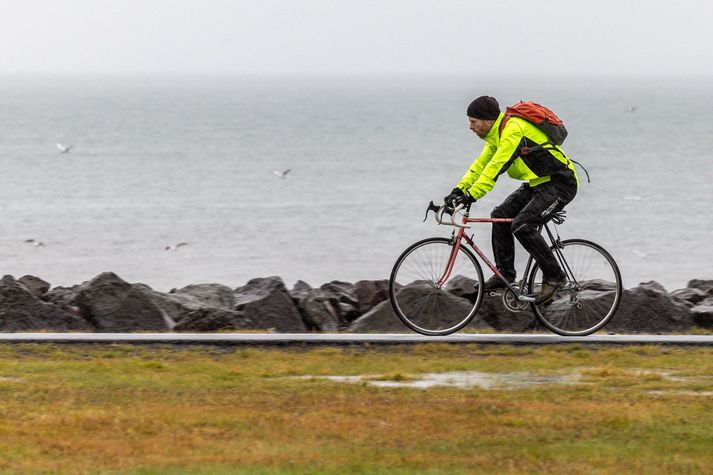 Það er ágætis hiti þrátt fyrir rigningu. Hiti verður líklega á bilinu 8 til 16 stig og verður hlýjast norðaustantil.