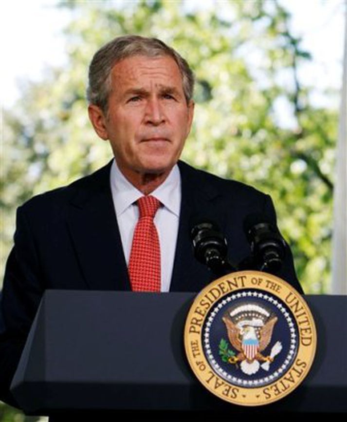 George W. Bush, forseti Bandaríkjanna, fyrir utan Hvíta húsið í Washington fyrir stundu.