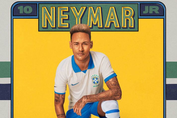 Neymar í hvíta búningnum.