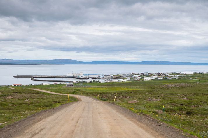 Horft til Þórshafnar af þjóðveginum sem liggur yfir Brekknaheiði.