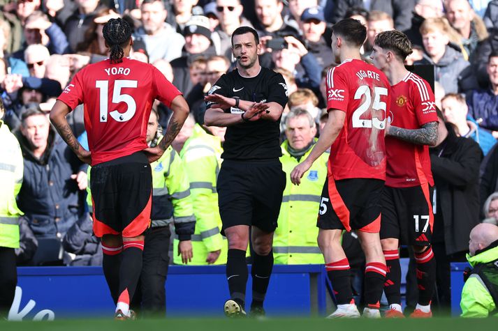 Andy Madley dæmdi víti á Manchester United en hætti svo við eftir að hafa skoðað atvikið í skjánum.