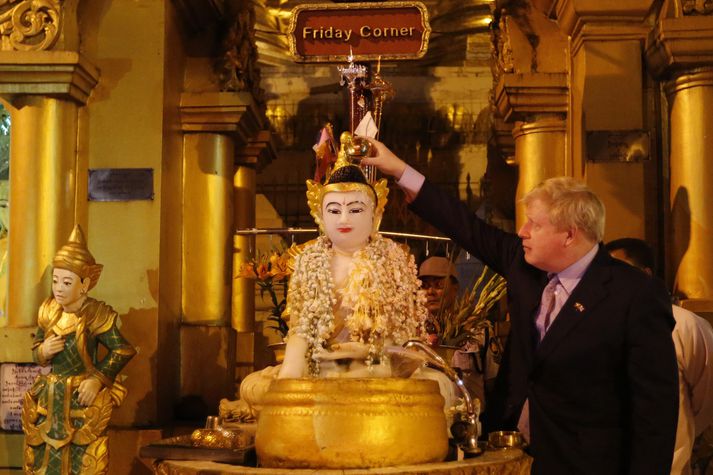 Boris Johnson í Shwedagon Pagoda hofinu.