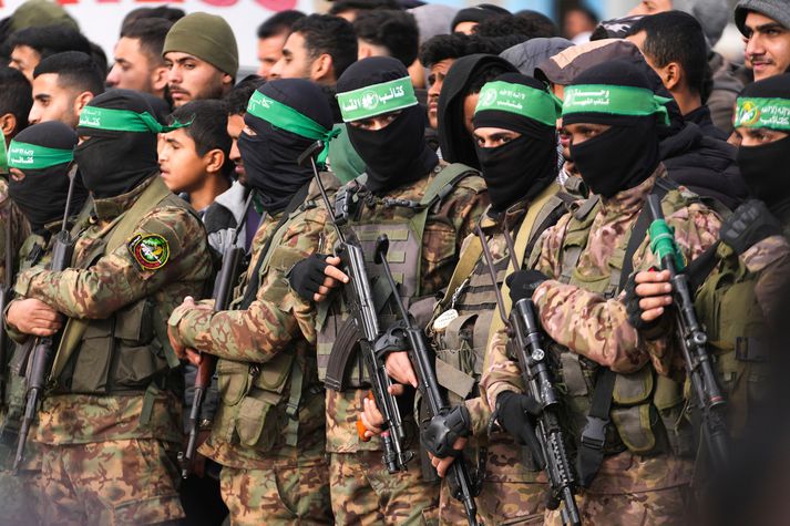 Hamas-liðar hafa tilkynnt nöfn þriggja gísla sem sleppa á á morgun.