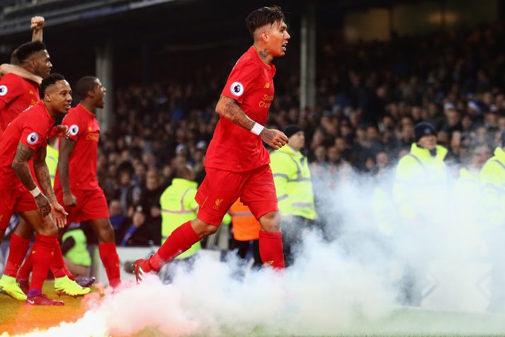 Roberto Firmino fagnar sigri í Merseyside-slagnum.