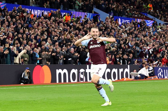 John McGinn fagnar marki sínu í kvöld.