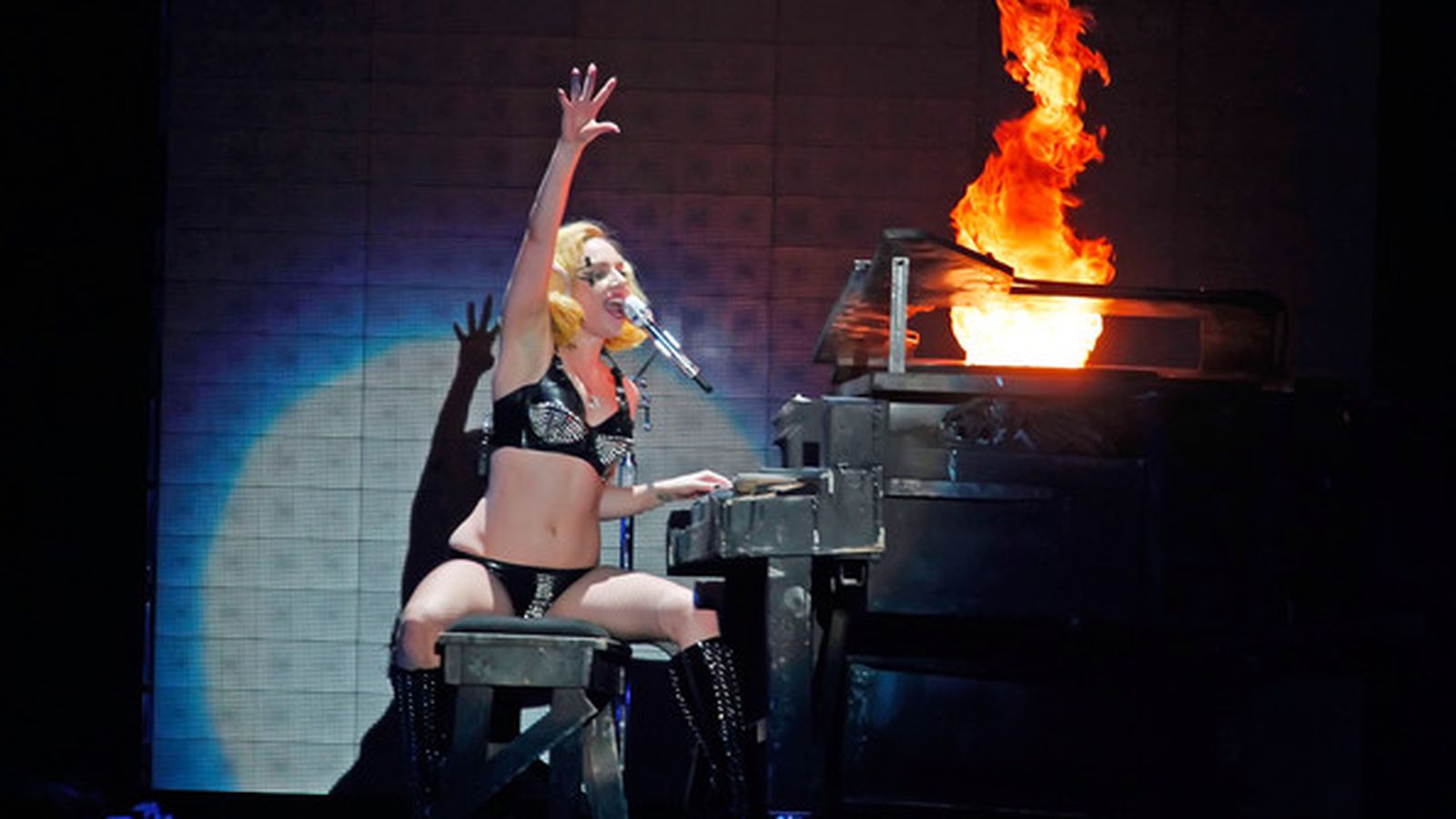 Monster ball песня