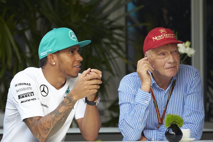 Hamilton og Lauda hittast yfir kaffibolla.